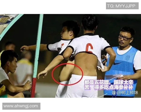 小李子与足球明星亲密合影展现友谊与运动精神的完美结合 小李子与足球明星亲密合影展现友谊与运动精神的完美结合