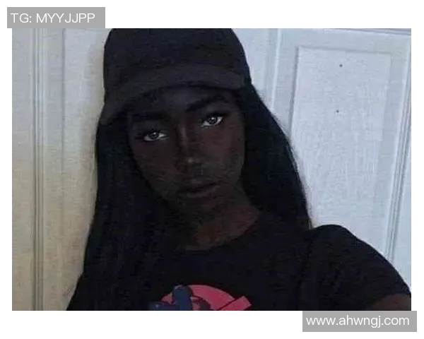 黑人足球明星女孩的魅力与风采引领潮流的时尚新风尚 黑人足球明星女孩的魅力与风采引领潮流的时尚新风尚