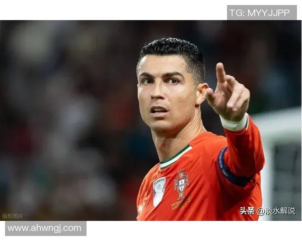 足球明星中分发型女孩展现青春活力与时尚魅力的完美结合